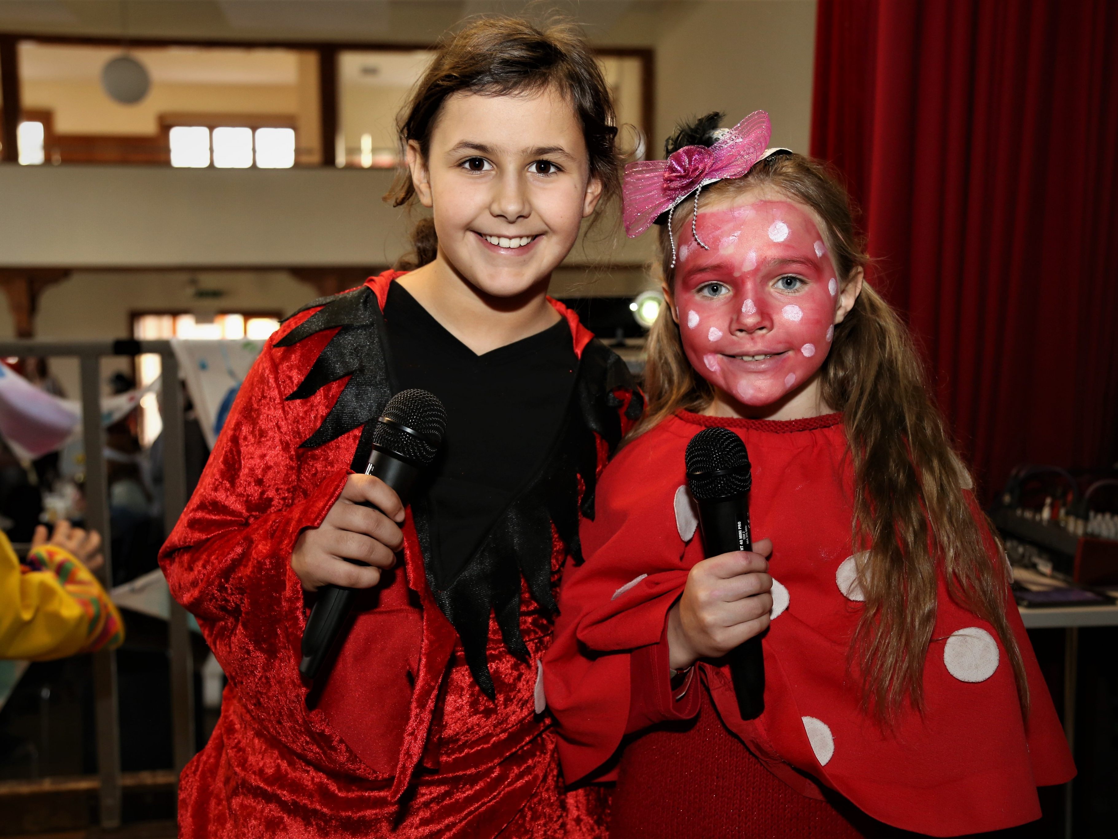 Corinna und Anna-Sophia hatten Spaß beim Karaoke.