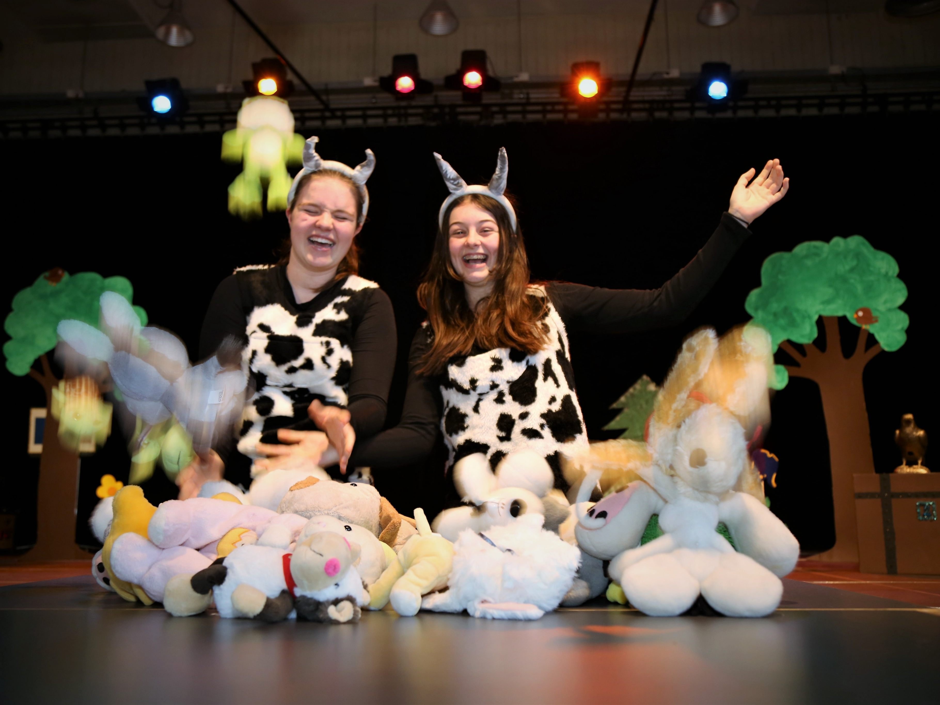 Johanna und Kathrin bei der „Bremer Stadtmusikanten“-Station, dort mussten die Teilnehmer Stofftiere übereinanderstapeln. Wer schaffte den höchsten Turm? Johanna und Kathrin bei der „Bremer Stadtmusikanten“-Station, dort mussten die Teilnehmer Stofftiere übereinanderstapeln. Wer schaffte den höchsten Turm?