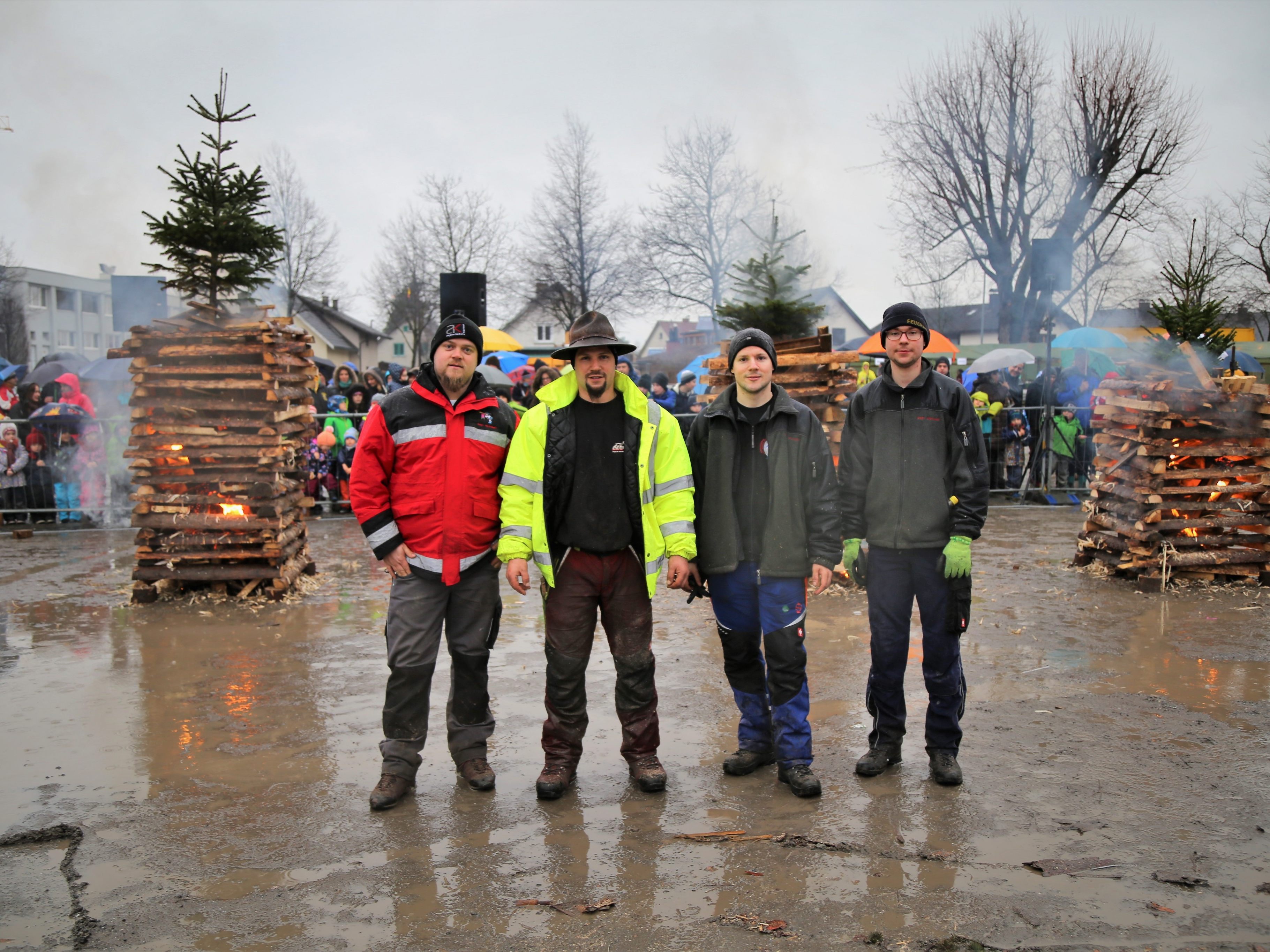 Funkenmeister Simon Fink (2. v. l.) sorgte mit seinem Team für ein schönes Funkenerlebnis am Festplatz Oberau.