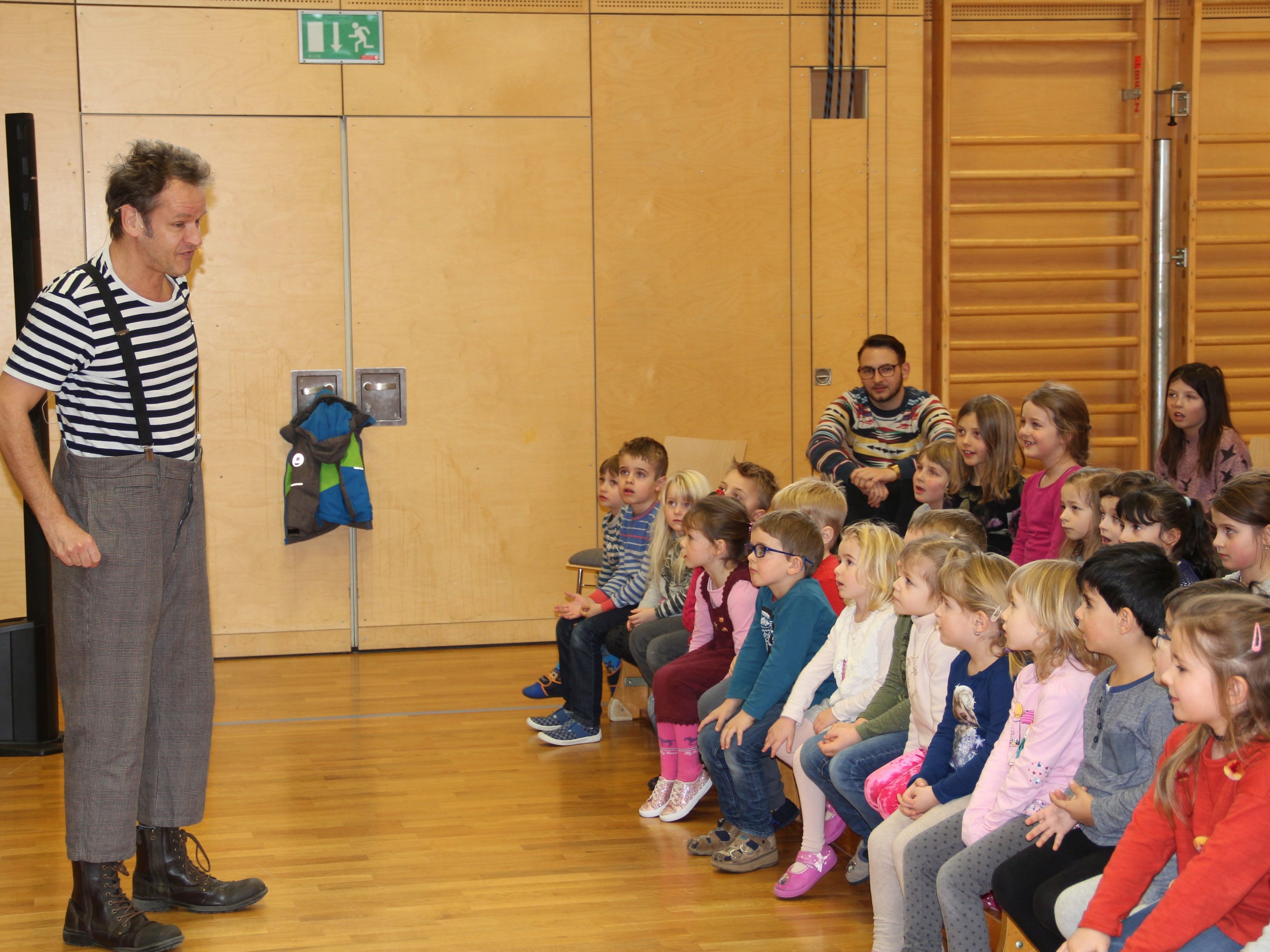 Clown Dido verstand es sein Publikum ins Programm miteinzubeziehen. Clown Dido verstand es sein Publikum ins Programm miteinzubeziehen.