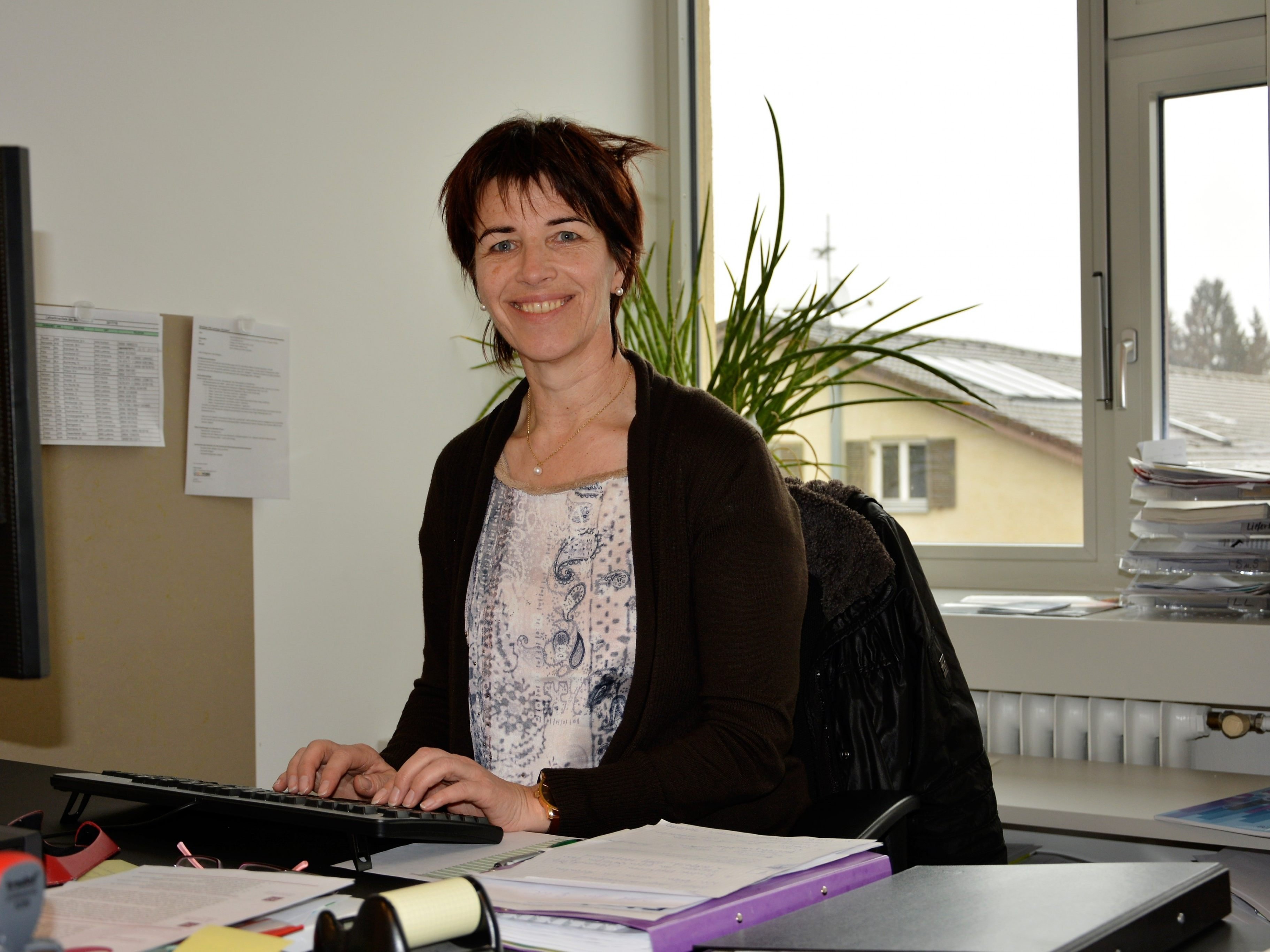 Irmgard Scheffknecht an ihrem Arbeitsplatz im Direktionszimmer der Mittelschule Kirchdorf. Irmgard Scheffknecht an ihrem Arbeitsplatz im Direktionszimmer der Mittelschule Kirchdorf.