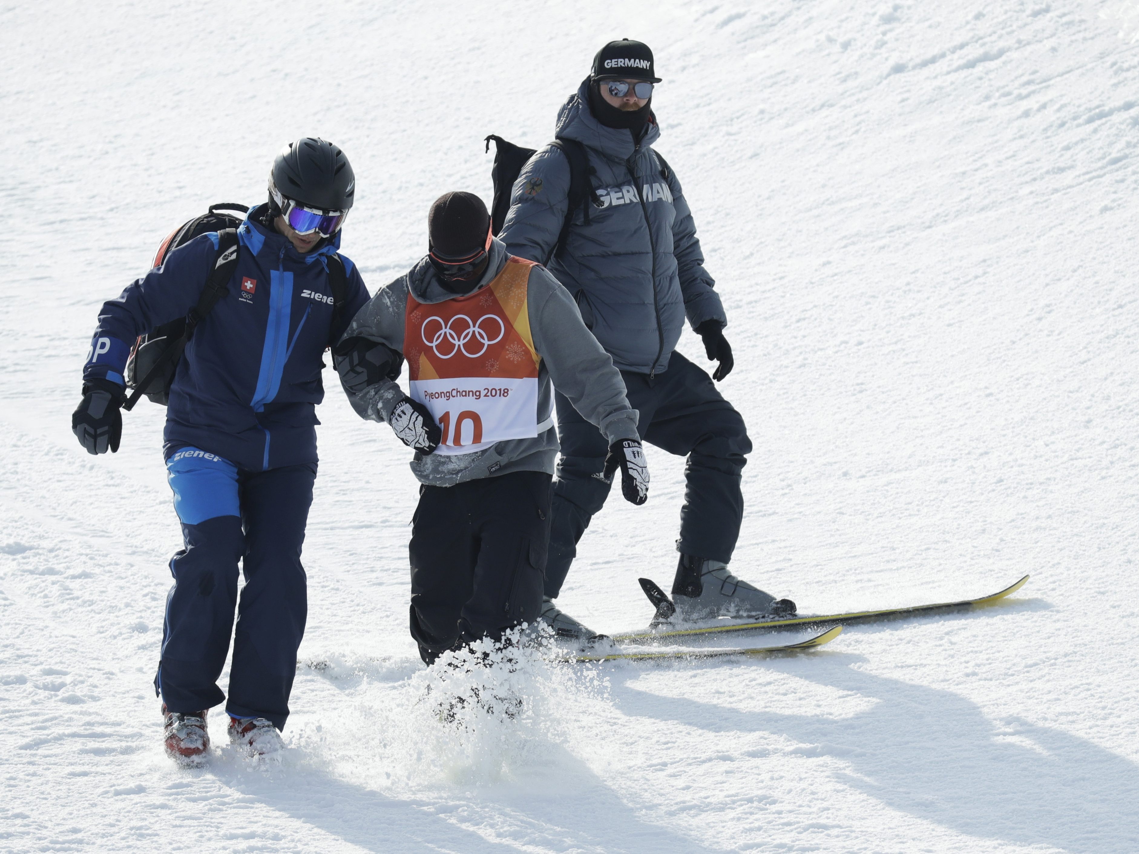 Joel Gisler wurde nach seinem Sturz medizinisch betreut, und konnte selbst die Halfpipe verlassen.