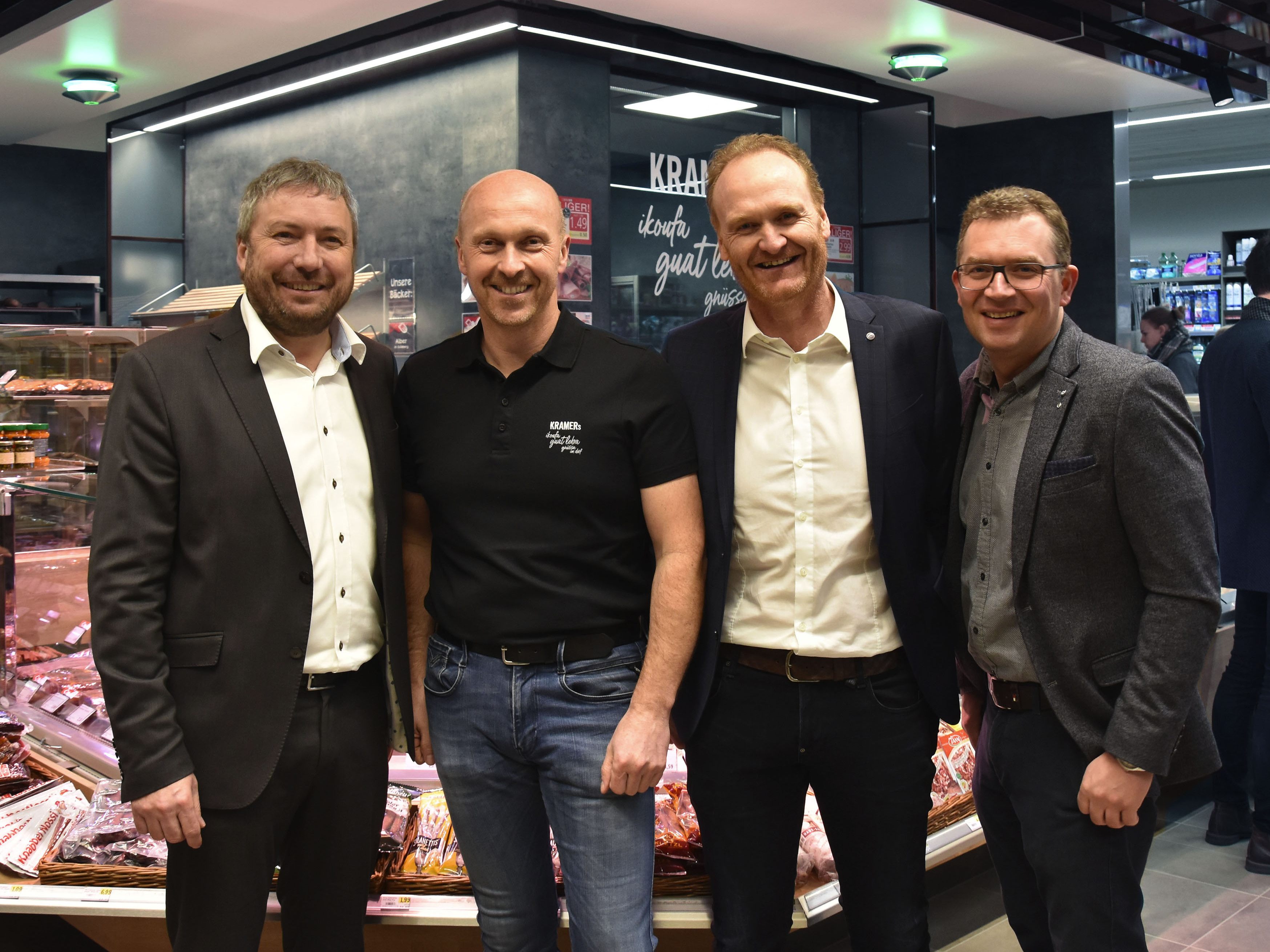 SPAR-Vertriebsleiter Thomas Schwärzler (l.), Vorsitzender der Vorarlberger SPAR-Kaufleute Jürgen Albrecht (r.) sowie Bürgermeister Guido Flatz (2.vr) freuten sich mit SPAR-Kaufmann Klaus Kramer über den neuen Dorfladen in Doren. SPAR-Vertriebsleiter Thomas Schwärzler (l.), Vorsitzender der Vorarlberger SPAR-Kaufleute Jürgen Albrecht (r.) sowie Bürgermeister Guido Flatz (2.vr) freuten sich mit SPAR-Kaufmann Klaus Kramer über den neuen Dorfladen in Doren.