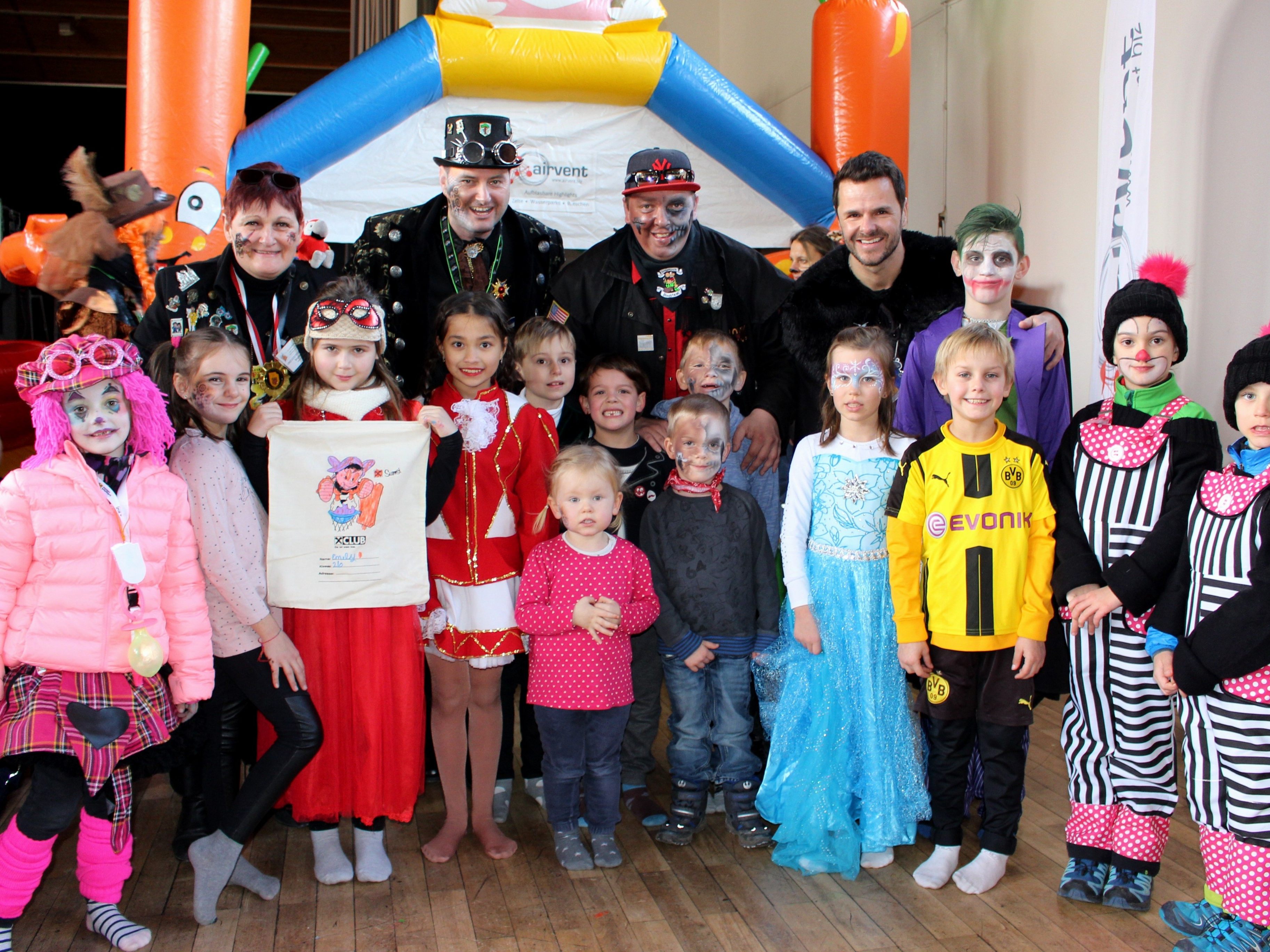 Die „Bürgermeister“ Stefan Pienz (Bäumle) und Patrick Hehle (Berg), Philipp Galle (Pfütza-Pfiefa) sowie Umzugsorganisatorin Brigitte Sinz (Hofen) freuten sich über einen tollen „Lochauer Kinderfasching“. Die „Bürgermeister“ Stefan Pienz (Bäumle) und Patrick Hehle (Berg), Philipp Galle (Pfütza-Pfiefa) sowie Umzugsorganisatorin Brigitte Sinz (Hofen) freuten sich über einen tollen „Lochauer Kinderfasching“.