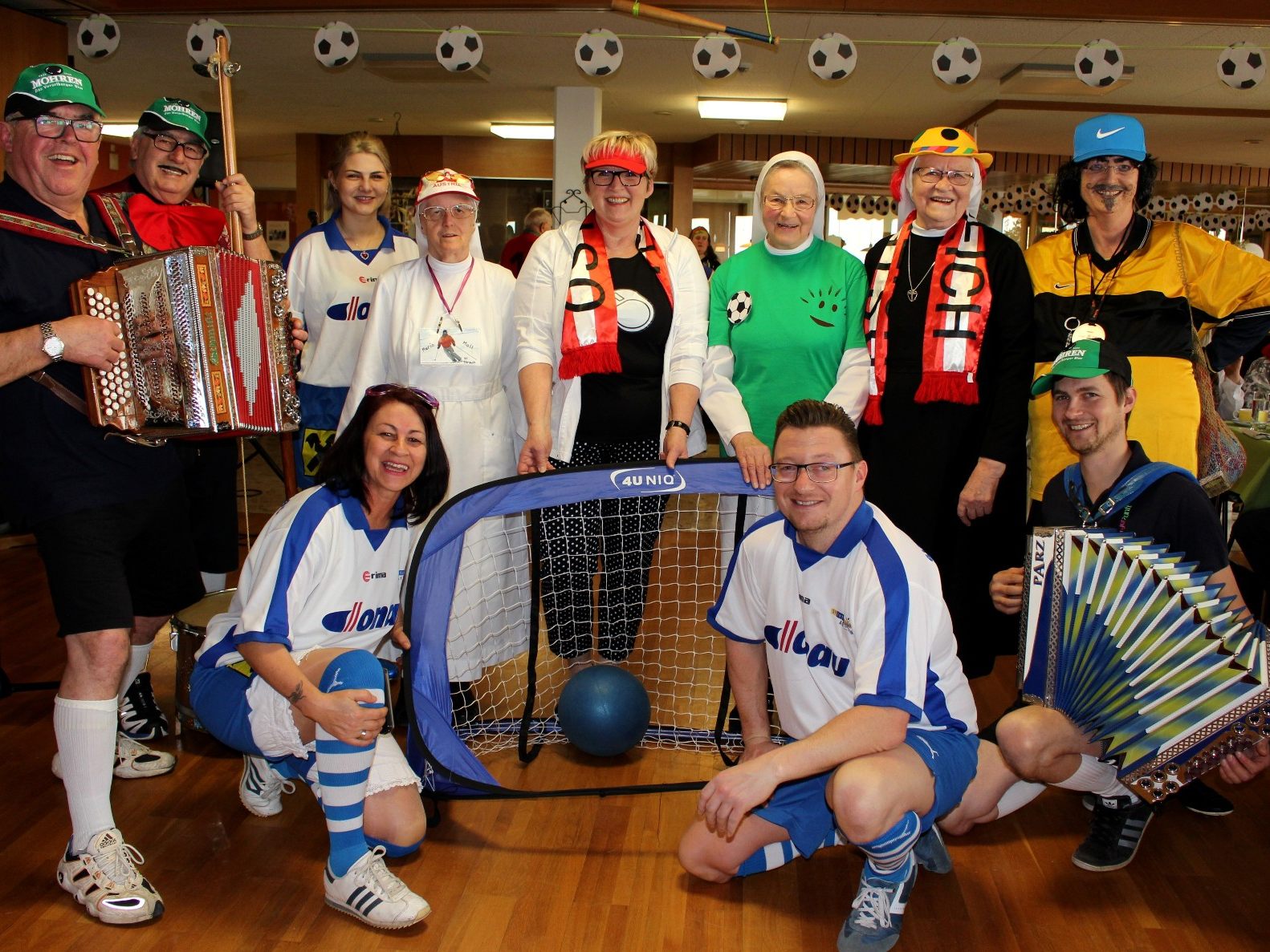 Unter dem Motto „Es lebe der Sport“ lud das Jesuheim-Organisationsteam zusammen mit dem „Pfänderecho“ zum närrischen Faschingskränzle.