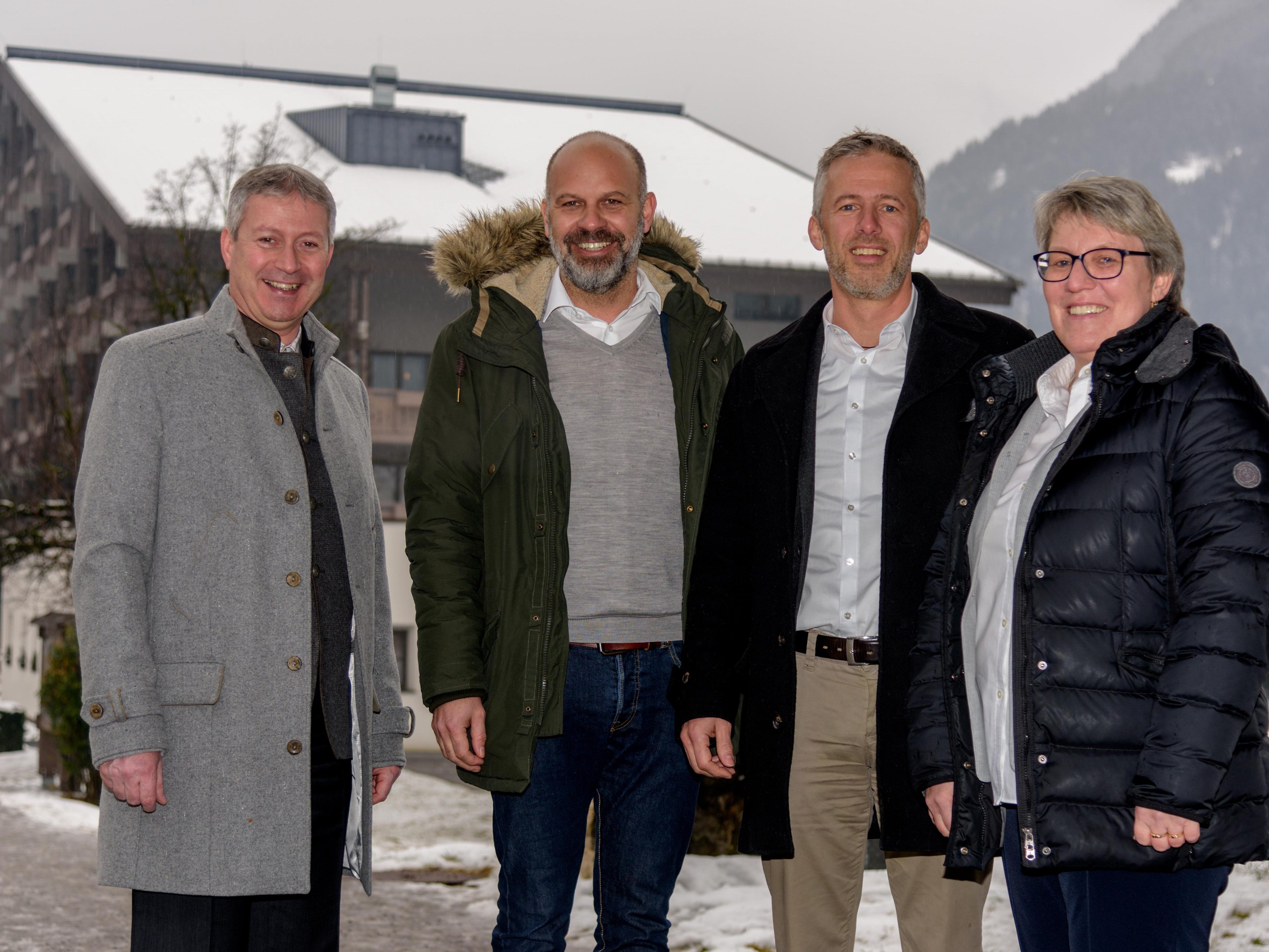 v.l.n.r. Roman Eberhardt, Hoteldirektor Löwen Hotel Montafon, Jürgen Kuster, Bürgermeister der Marktgemeinde Schruns, Stefan Heissler, Mitglied des Direktoriums der Liebherr International AG, Ingrid Muxel, Kaufmännische Leitung Löwen Hotel Montafon (© Löwen Hotel Montafon/APA-Fotoservice/Stiplovsek)