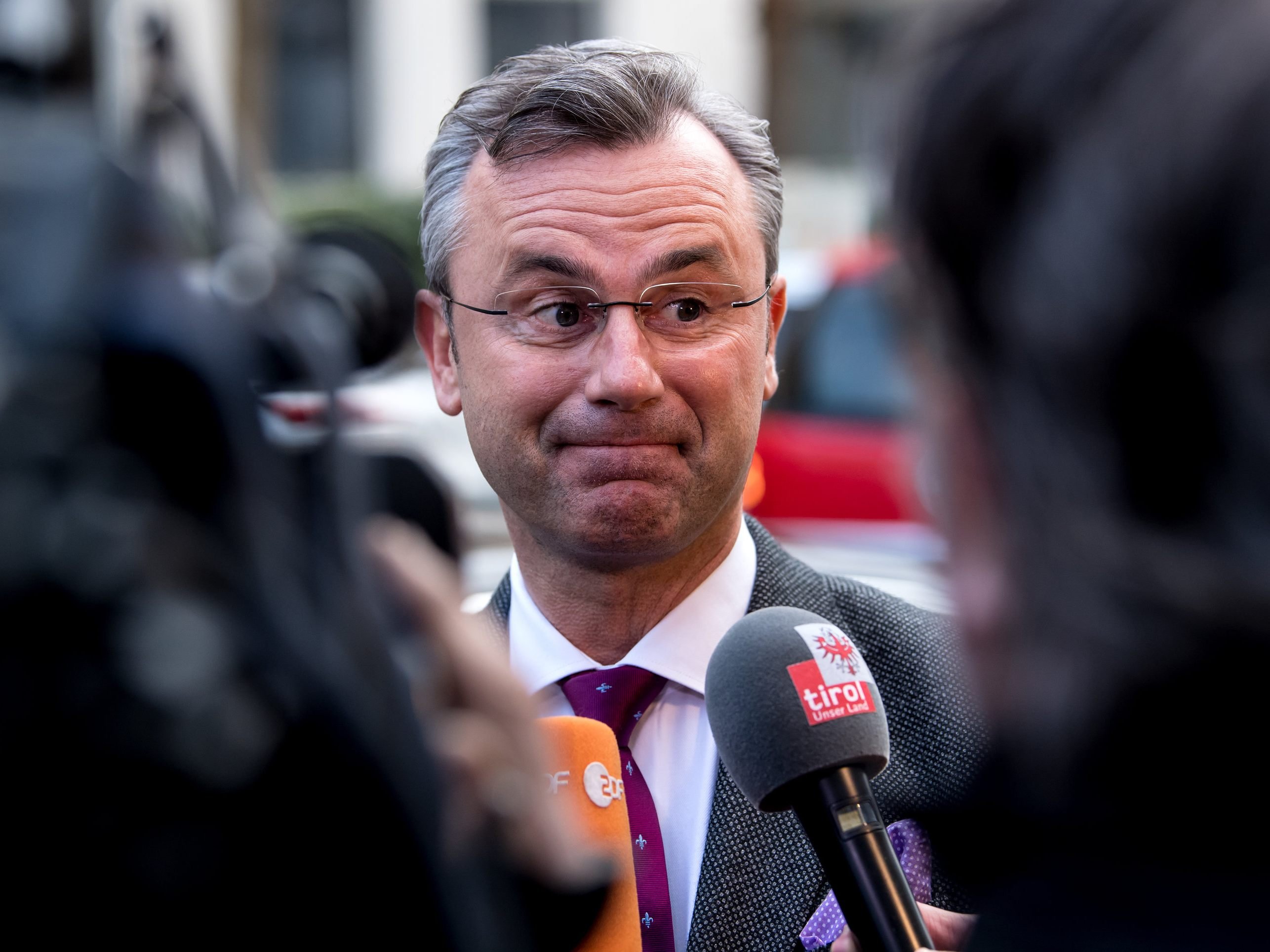 Norbert Hofer plant Ausländer mehr Maut zahlen zu lassen. Norbert Hofer plant Ausländer mehr Maut zahlen zu lassen.