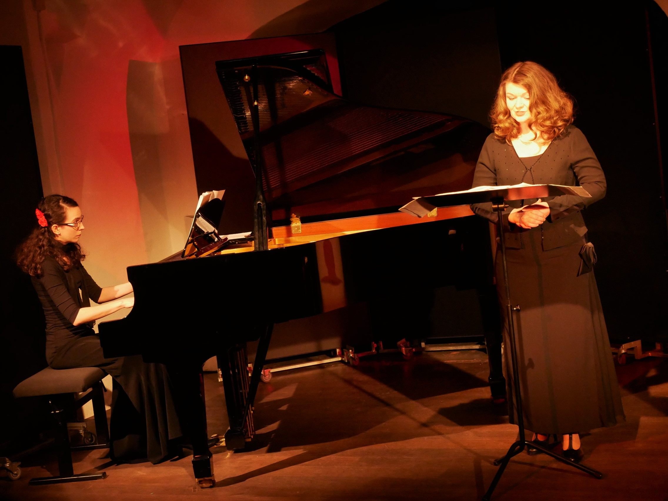In Worten und Klängen umspielten sie das Thema Liebe: Eva-Maria Hamberger (Klavier), Petra Lindner-Schöch (Gesang) und Renate Bauer (Lesung). In Worten und Klängen umspielten sie das Thema Liebe: Eva-Maria Hamberger (Klavier), Petra Lindner-Schöch (Gesang) und Renate Bauer (Lesung).