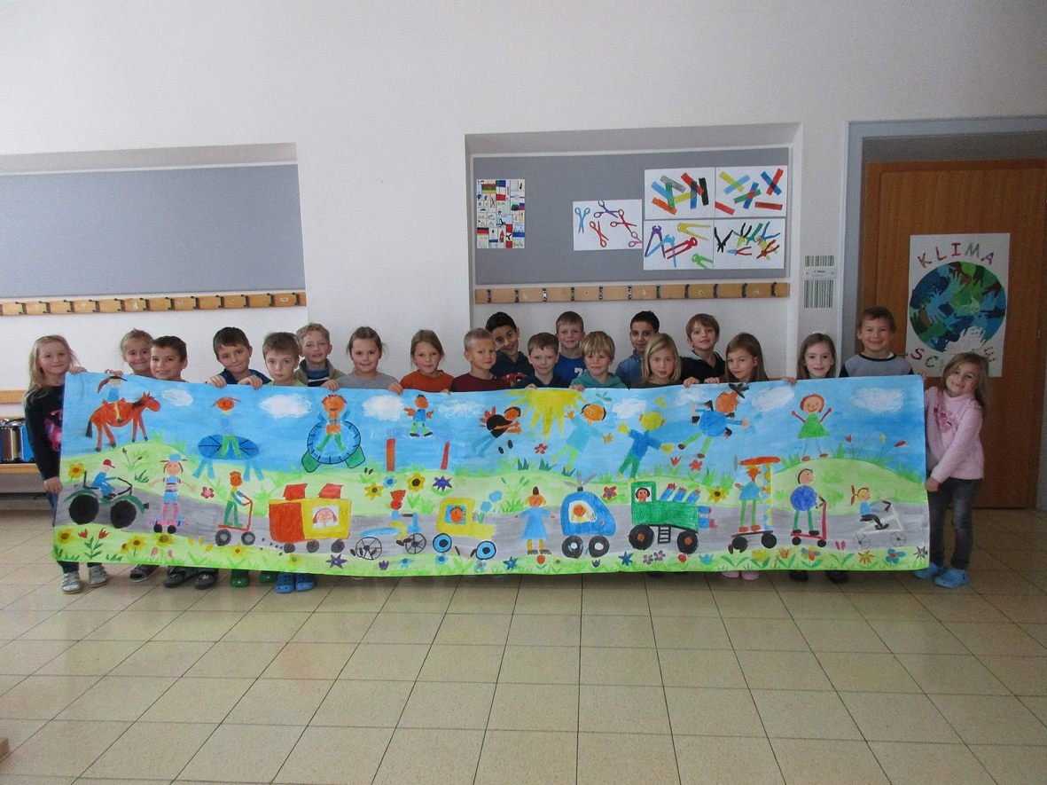 Krumbacher Volksschüler gestalteten ein Panoramaplakat mit ideenreichen Transportmitteln.