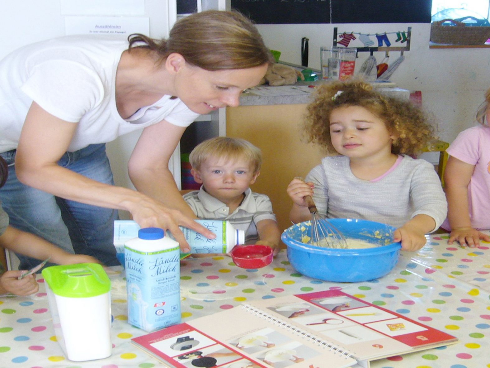 Gemeinsames Kochen und „Essen wie bei Mama“ im Ringareia-Standort SeneCura Markt. Gemeinsames Kochen und „Essen wie bei Mama“ im Ringareia-Standort SeneCura Markt.