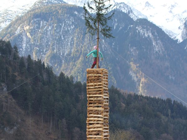 Mit dem Funkenabbrennen sollen die Wintergeister ausgetrieben werden. Mit dem Funkenabbrennen sollen die Wintergeister ausgetrieben werden.