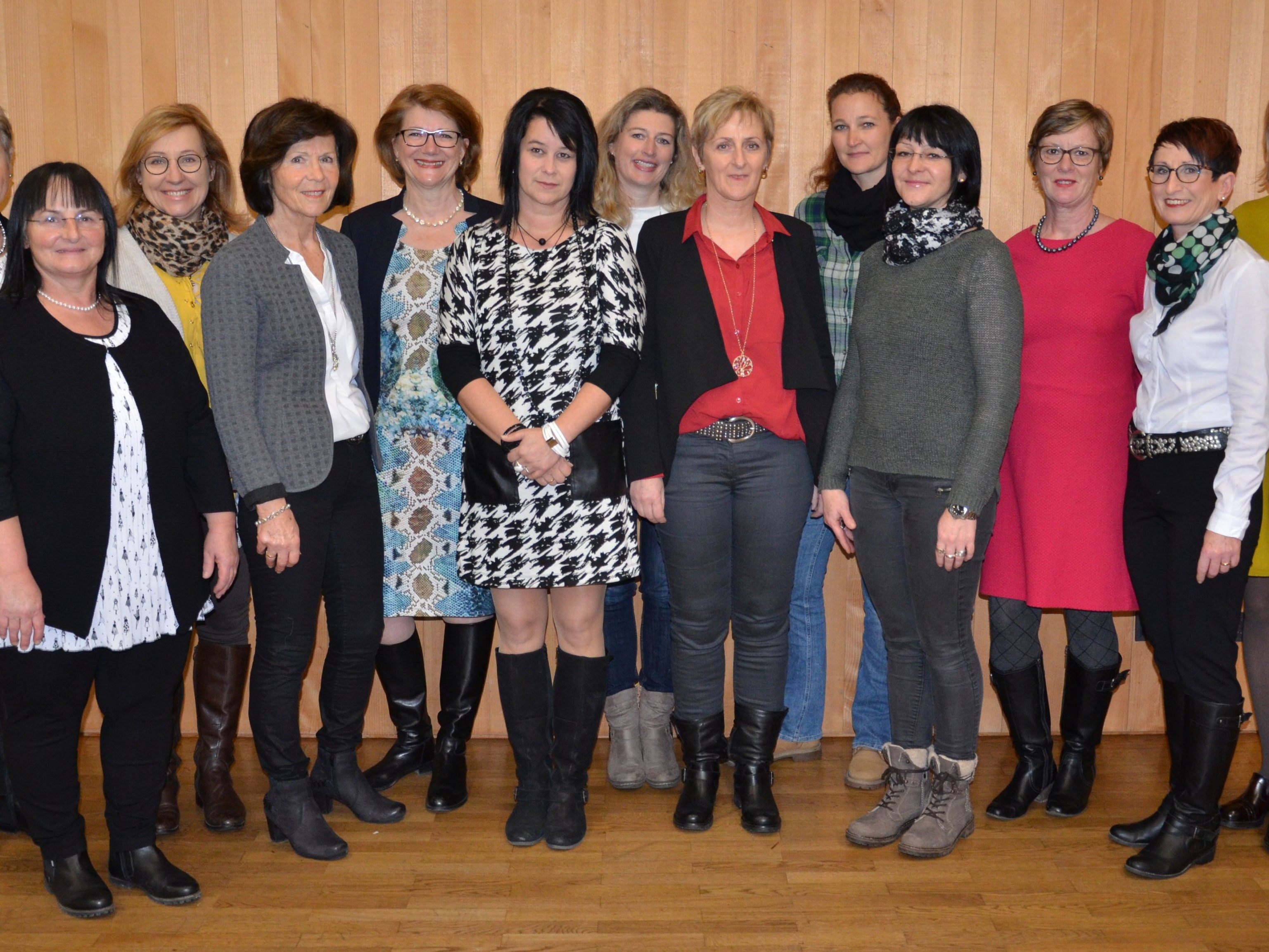 Von links nach rechts: Waltraud Vonbrül, Carmen Müller, Kathi Pfefferkorn, Renate Gassner, Monika Huber, Maria Atzmüller, Andrea Malin, Hildegard Pichler, Maria Marte, Nicole Sutter, Sonja Gursch, Siglinde Walser, Monika Rietzler