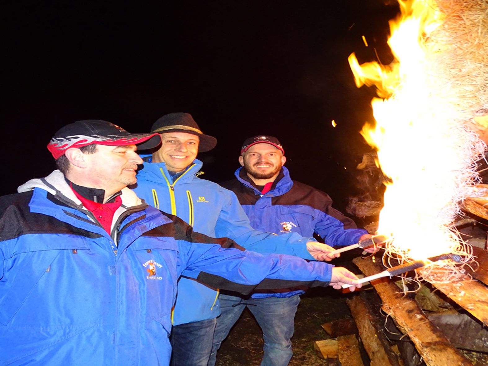 Zunftobmann Markus Winsauer, Bgm. Dieter Egger und Thomas Amann steckten den Funken in Brand.