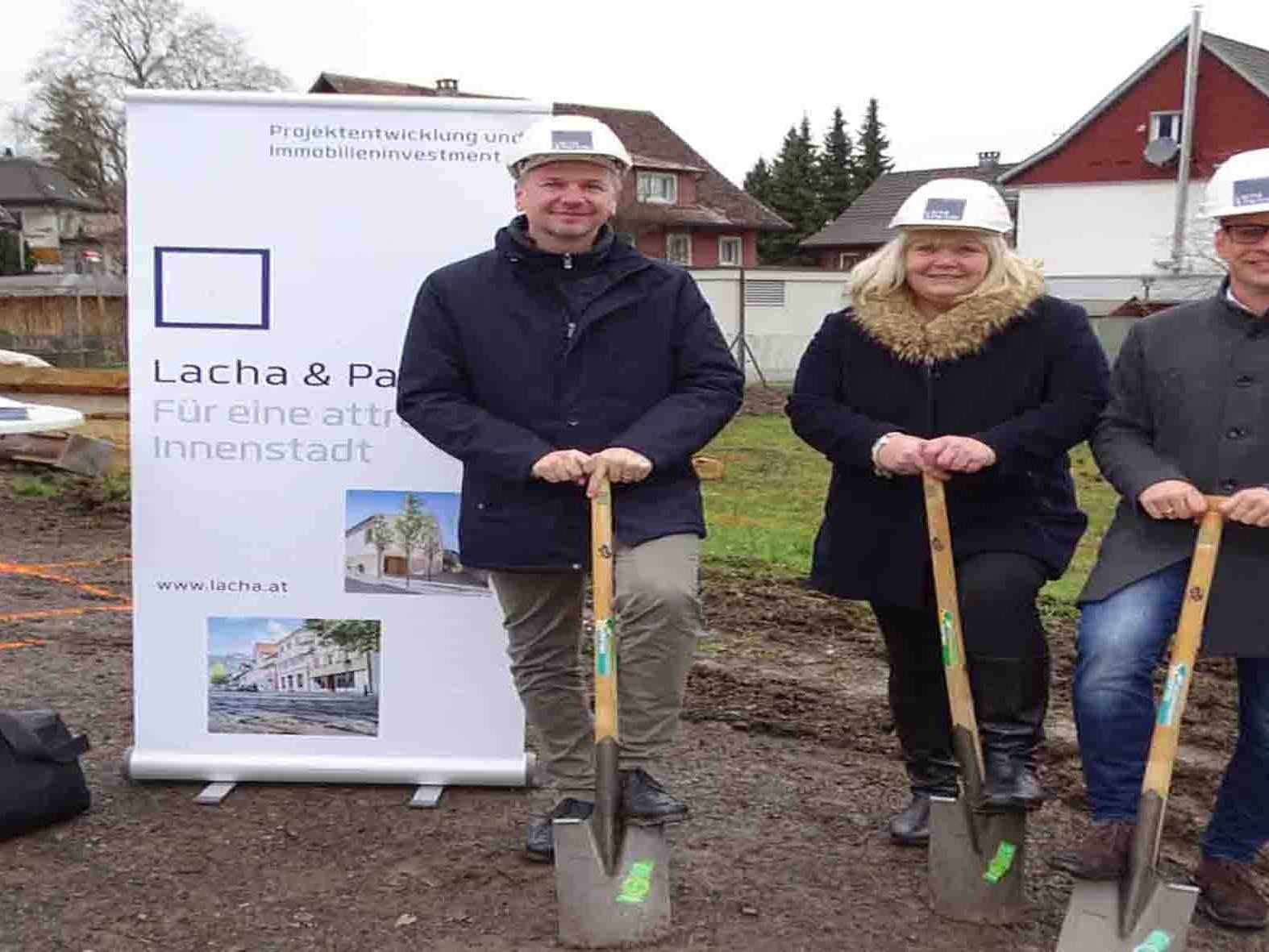 Bgm. Dieter Egger, Karin Wüstner-Dobler (FH Vlbg.) und DI Markus Schadenbauer-Lacha (von l.) beim Spatenstich.