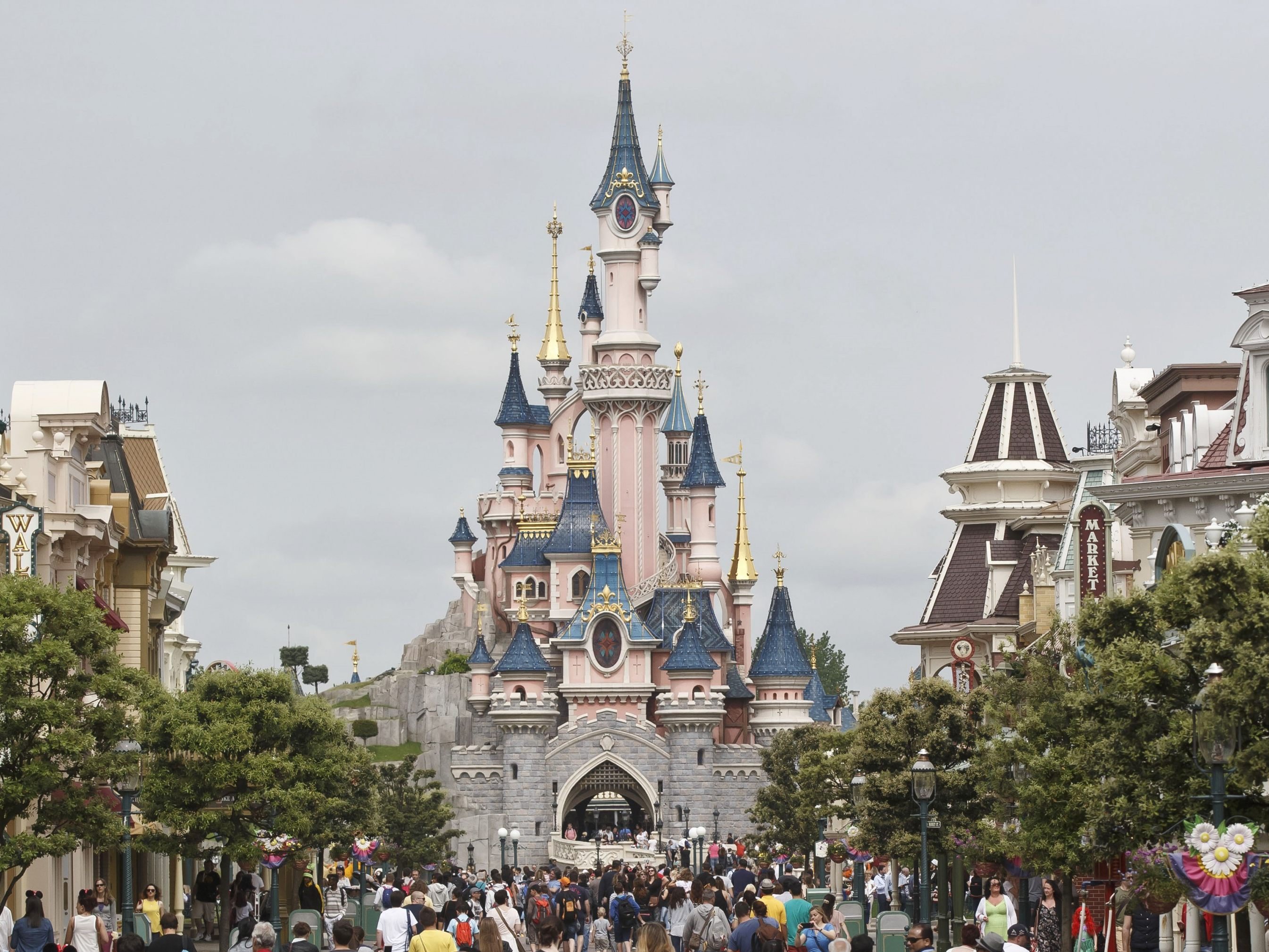 Disney kündigte an, seinen Freizeitpark in Paris zu erweitern. Disney kündigte an, seinen Freizeitpark in Paris zu erweitern.