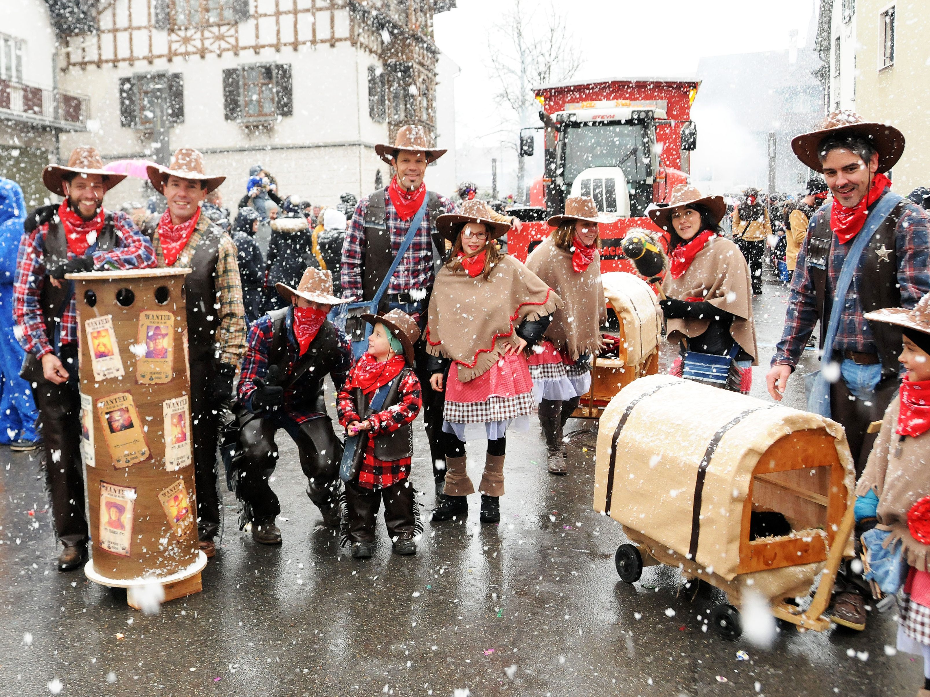 Auch die Cowboys und -girls ließen sich von den paar Schneeflocken nicht beeindrucken. Auch die Cowboys und -girls ließen sich von den paar Schneeflocken nicht beeindrucken.