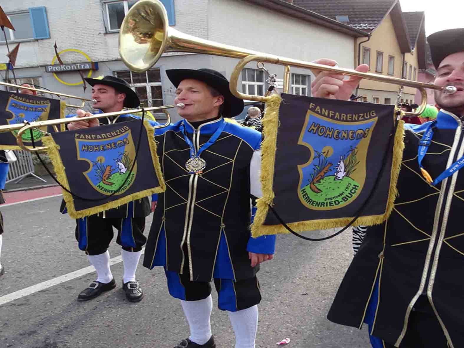 Die Hauskapelle der Schlossnarren, der Fanfarenzug Herrenried-Buch, führte den Fasnatumzug an. Die Hauskapelle der Schlossnarren, der Fanfarenzug Herrenried-Buch, führte den Fasnatumzug an.