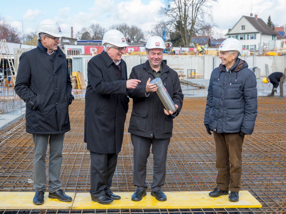 Bei der Grundsteinlegung: Martin Summer, Geschäftsführer von Rhomberg Bau, Bürgermeister Michael Simma, Erich Mayer, Geschäftsführer Wohnbauselbsthilfe und Walter-Heinz Rhomberg (v.l.n.r) auf dem Baufeld des "Bäumlequartiers am See".