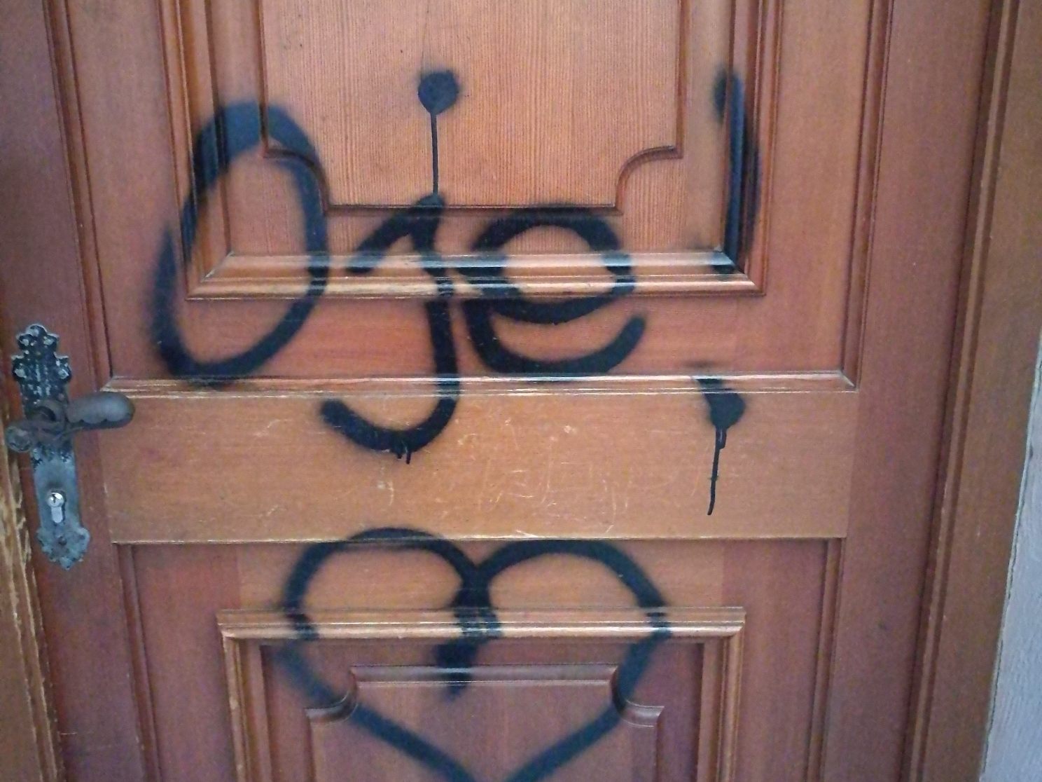 Besprühte Türe.
