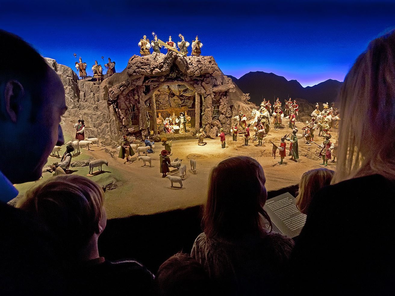 Die Szene der Geburt Jesu steht im Zentrum der Krippe Die Szene der Geburt Jesu steht im Zentrum der Krippe