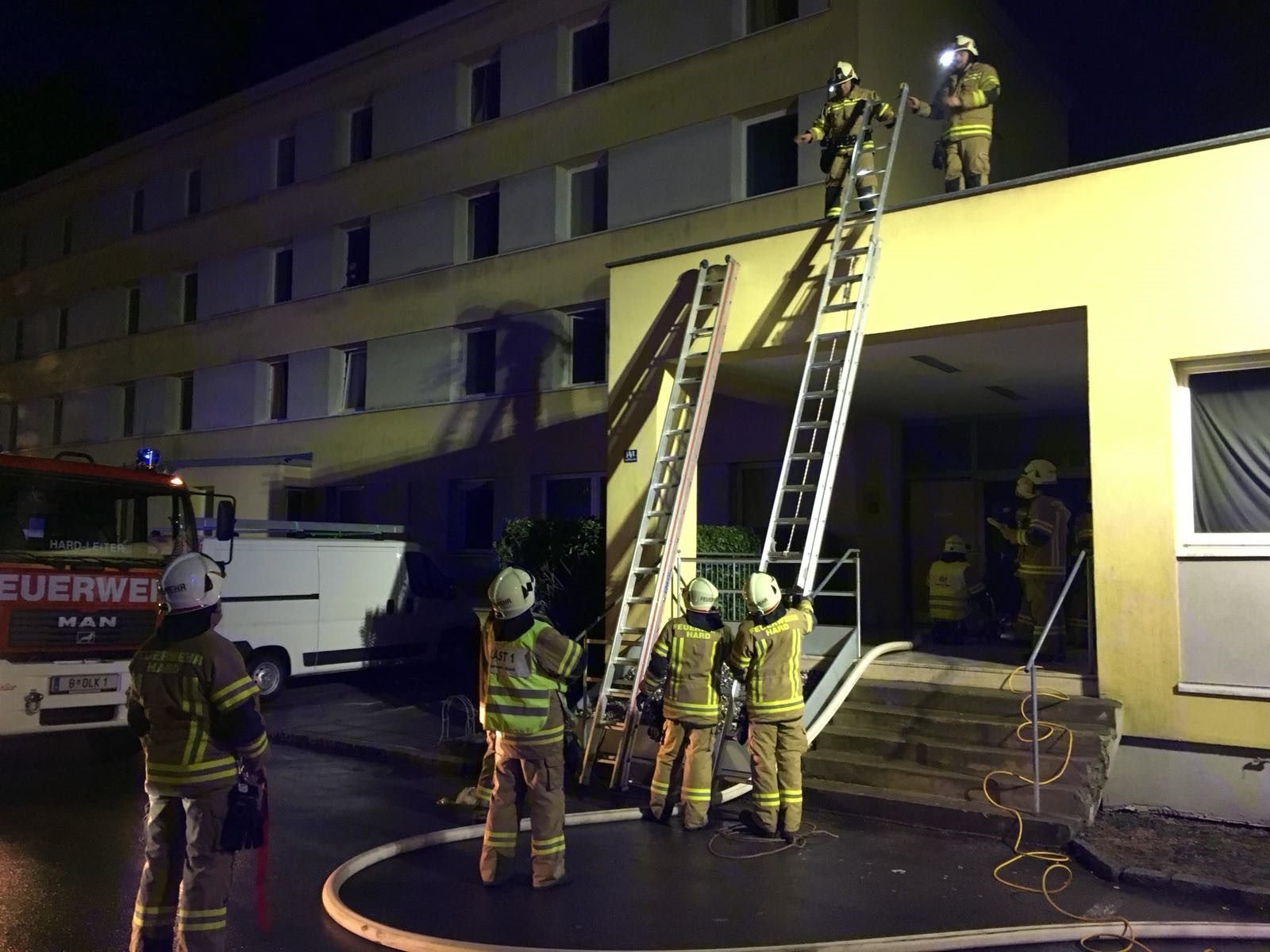 Mehrere Menschen werden aus dem Haus gerettet Mehrere Menschen werden aus dem Haus gerettet