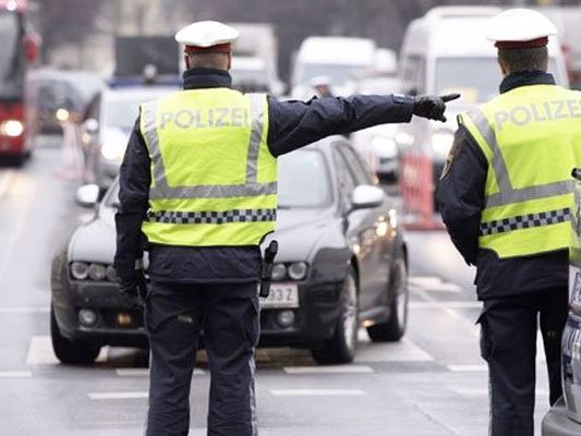 Mehrere Straßen in Wien werden aufgrund des Demozugs kurzfristig gesperrt. Mehrere Straßen in Wien werden aufgrund des Demozugs kurzfristig gesperrt.