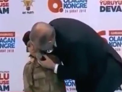 Erdogan ermahnte ein Mädchen, dass Soldaten nicht weinen würden.