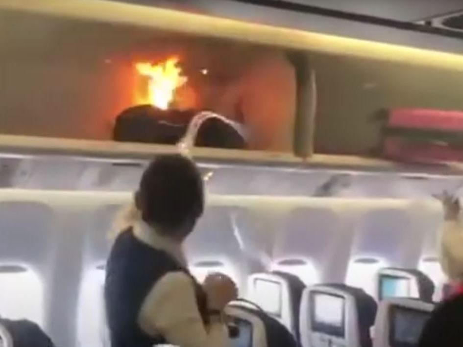 Eine Powerbank entzündete sich im Handgepäck und löste das Feuer aus.