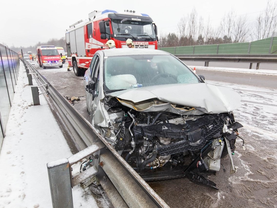 24-jährige Pkw-Lenkerin wurde verletzt 24-jährige Pkw-Lenkerin wurde verletzt