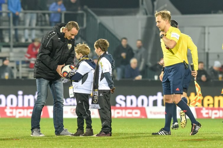 Ballübergabe durch Lukas beim SCR Altach. Ballübergabe durch Lukas beim SCR Altach.