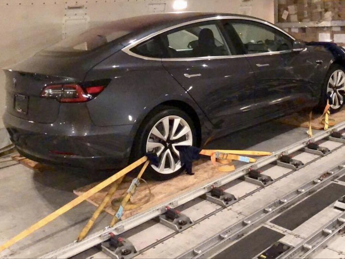 Deutsche Autobauer lassen sich das Model 3 von Tesla nach Deutschland liefern. Deutsche Autobauer lassen sich das Model 3 von Tesla nach Deutschland liefern.