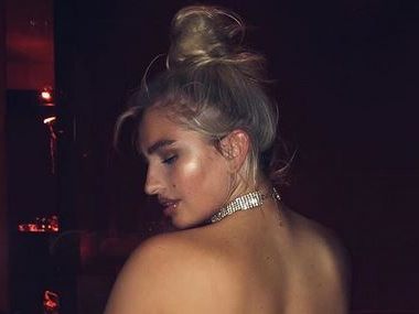 Sarina Nowak zeigt sich nackt in der Badewanne.