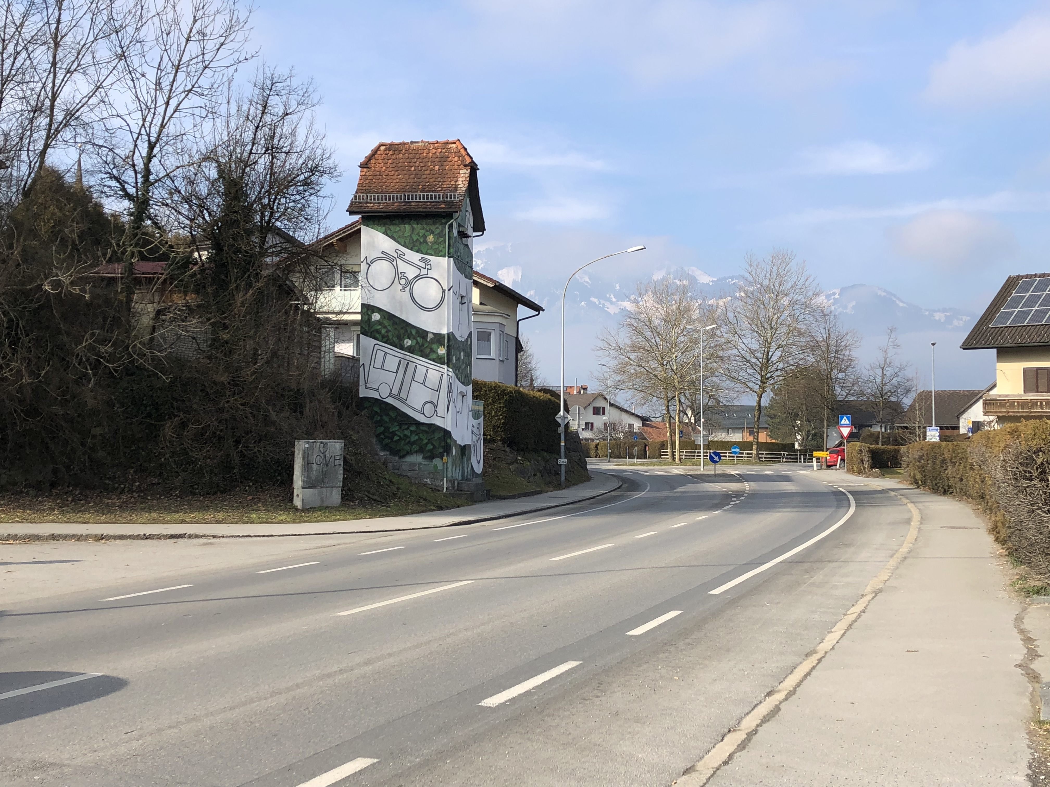 Der Gehsteig vor dem Nofler Kreisverkehr wird verbreitert und soll dadurch auch Platz für Radfahrer bieten.