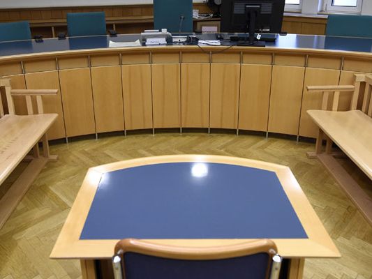 Der ehemalige Polizist aus Wien wurde zu zwei Jahren unbedingter Haft verurteilt. Der ehemalige Polizist aus Wien wurde zu zwei Jahren unbedingter Haft verurteilt.