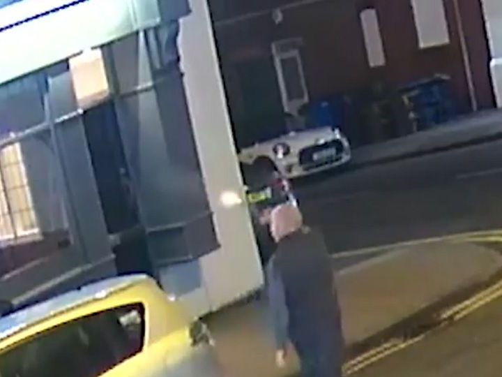 Der Betrunkene dreht komplett durch.