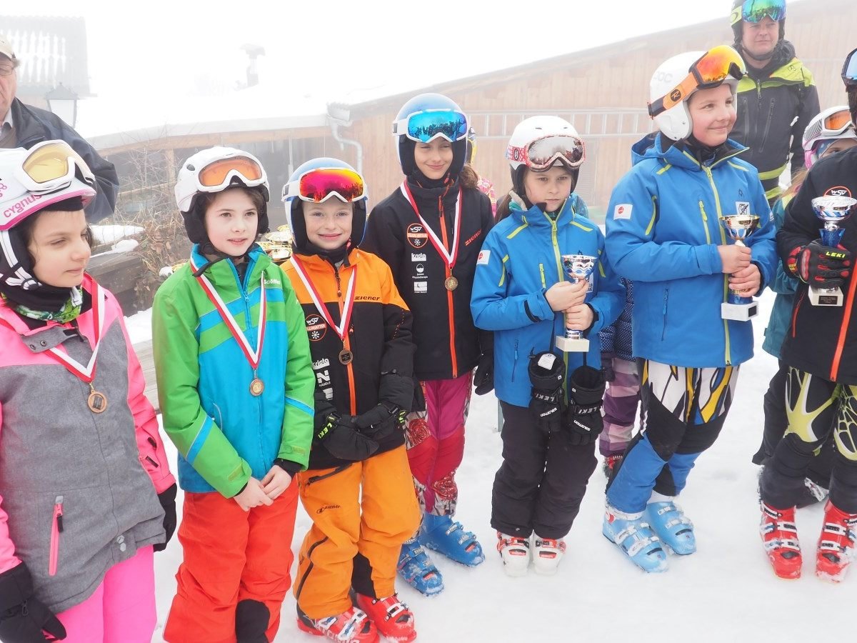 Voller Stolz nahmen die Schüler die Trophäen entgegen. Voller Stolz nahmen die Schüler die Trophäen entgegen.