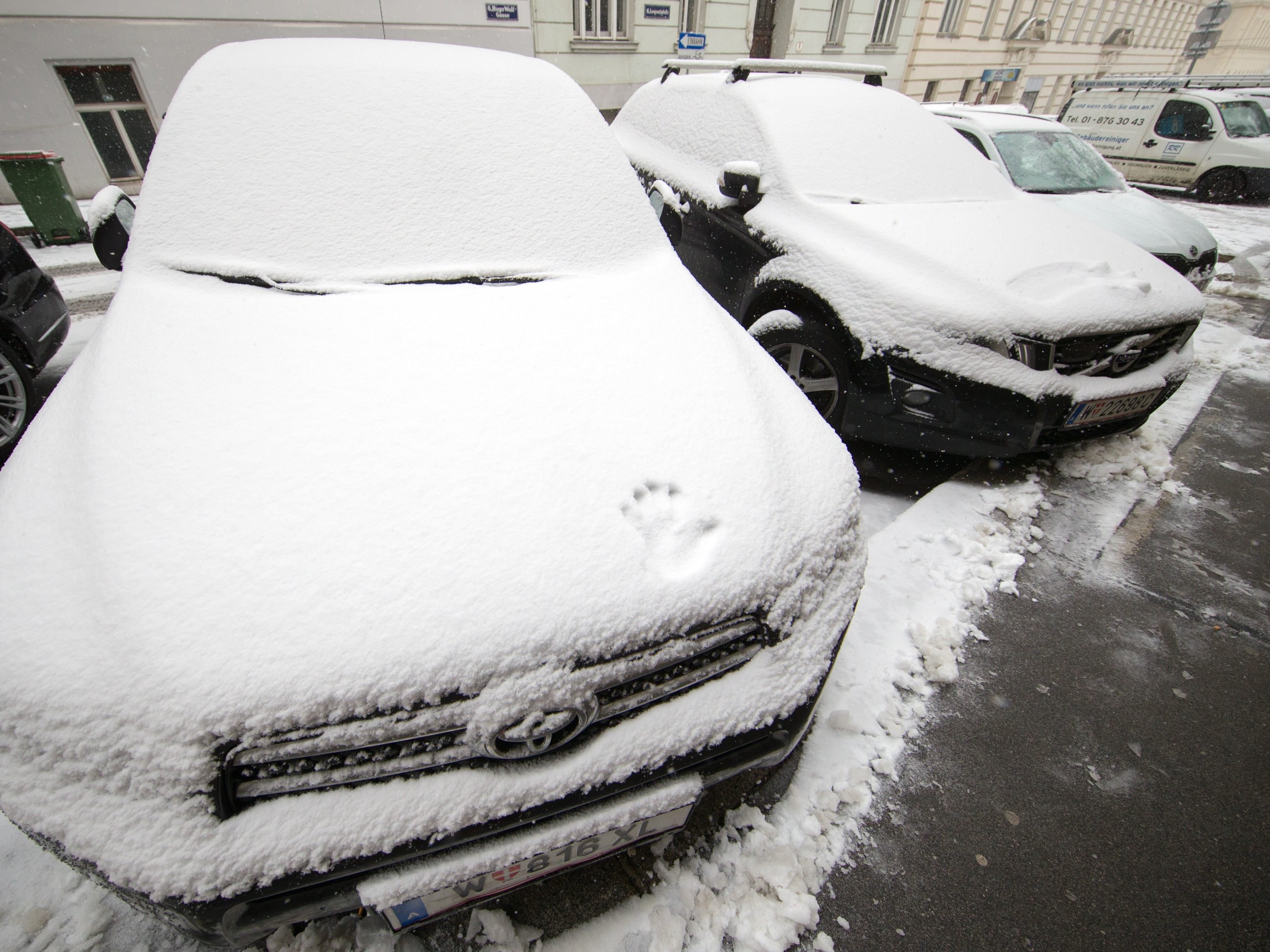 Schnee auf der Windschutzscheibe - Parkwächter dürfen diesen entfernen, um das Ticket zu sehen.