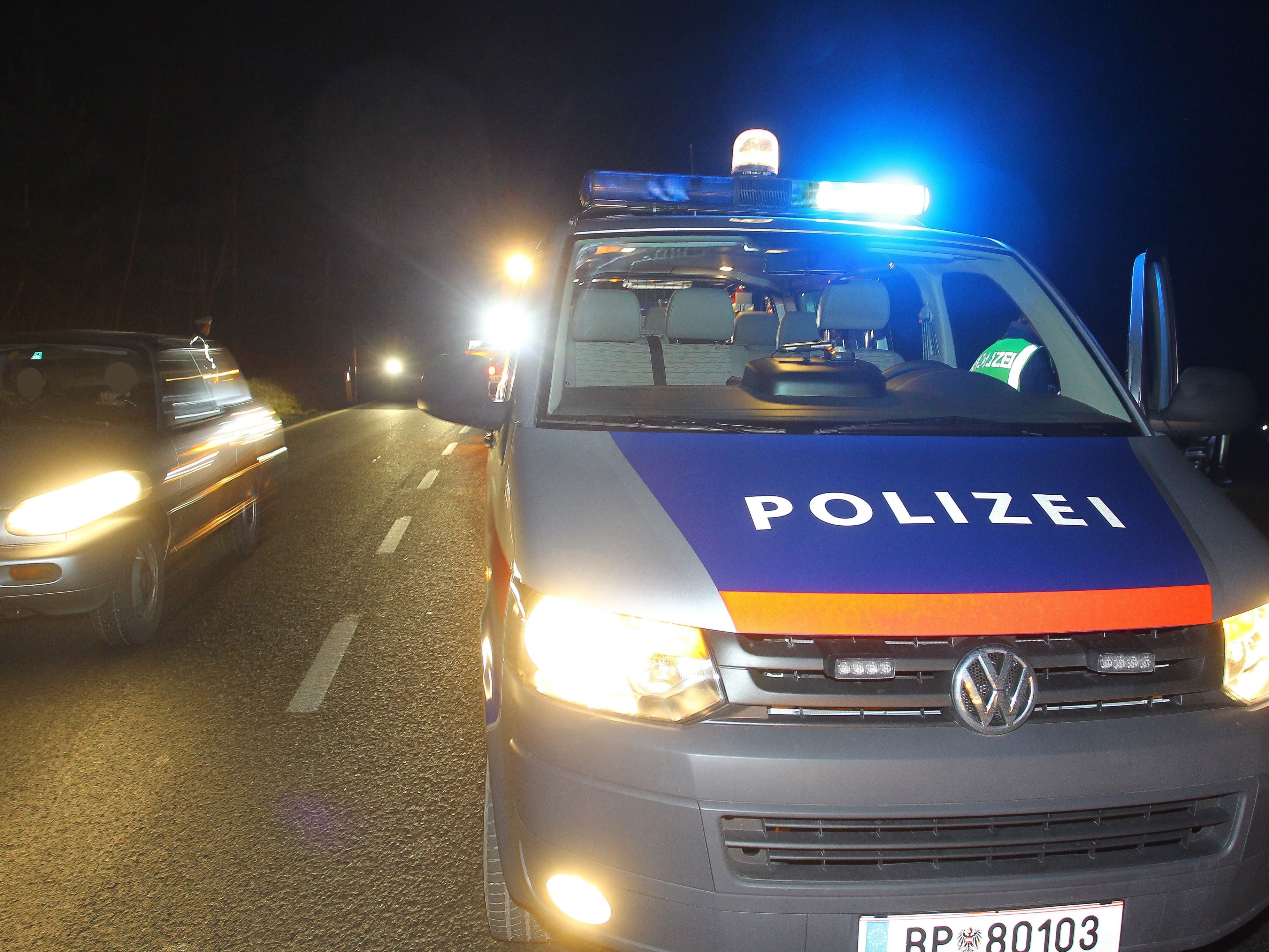 Die beiden Fahrzeuginsassen konnten selbständig und unverletzt aus dem Fahrzeug steigen. Die beiden Fahrzeuginsassen konnten selbständig und unverletzt aus dem Fahrzeug steigen.