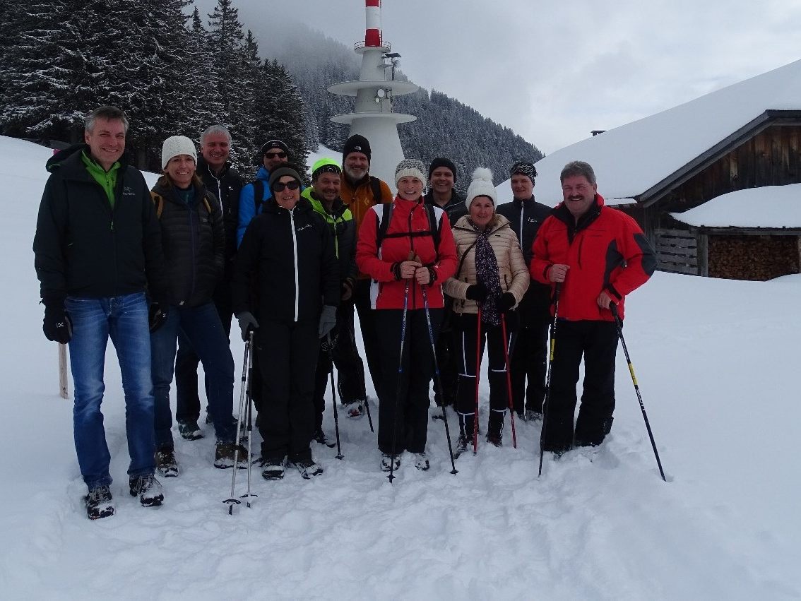 Gemeinsam mit den Bürgermeistern der Dreiklang-Gemeinden begaben sich die Winterwanderer auf Tour.