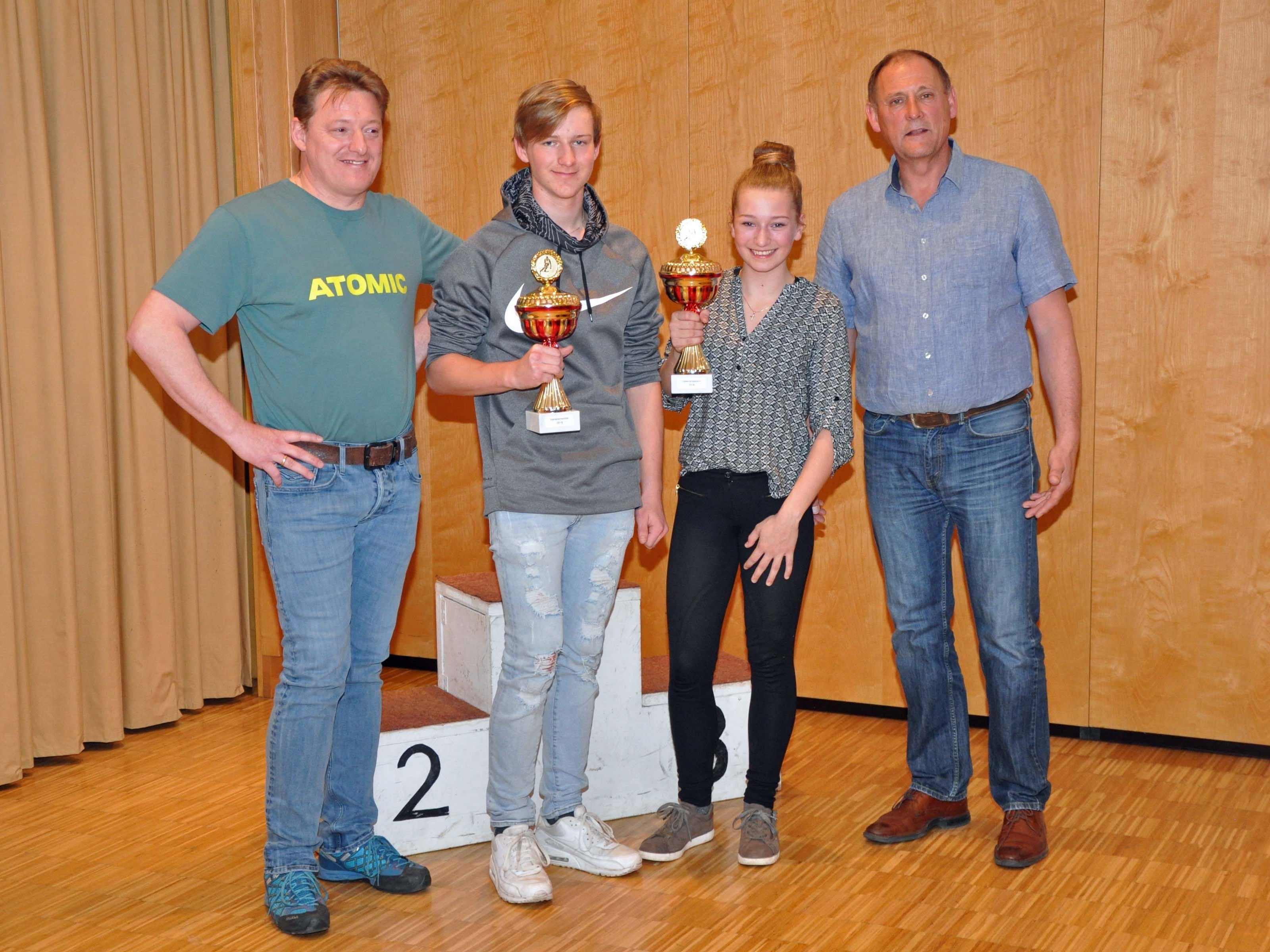 Sportwart Roman Tschabrun, die Vereinsmeister Ralf Hartmann und Amelie Sieß sowie Obmann Wolfi Pfaff. Sportwart Roman Tschabrun, die Vereinsmeister Ralf Hartmann und Amelie Sieß sowie Obmann Wolfi Pfaff.