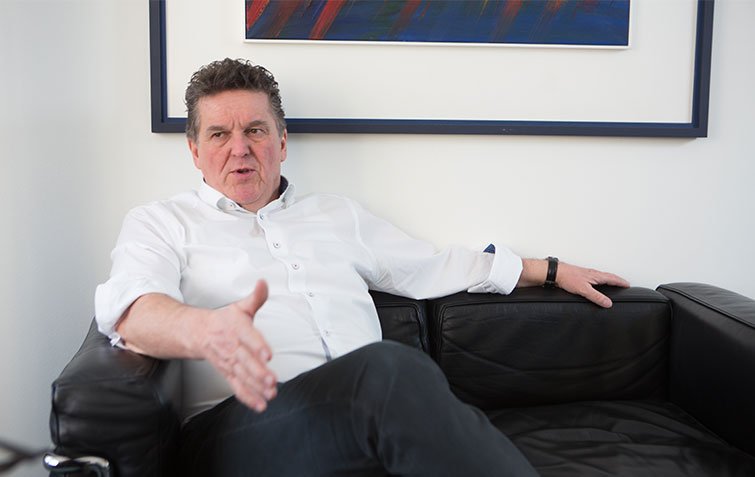 Der Bürgermeister bemüht sich um eine demokratische Lösung.