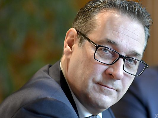 Strache muss die Entschuldigung in der Krone und auf Facebook schalten Strache muss die Entschuldigung in der Krone und auf Facebook schalten
