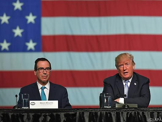 Mnuchin (l.) straft wegen russischen Cyberaktivitäten ab