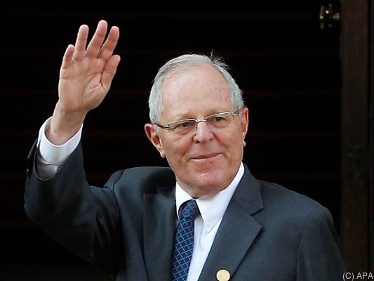 Präsident Kuczynski zieht seinen Hut