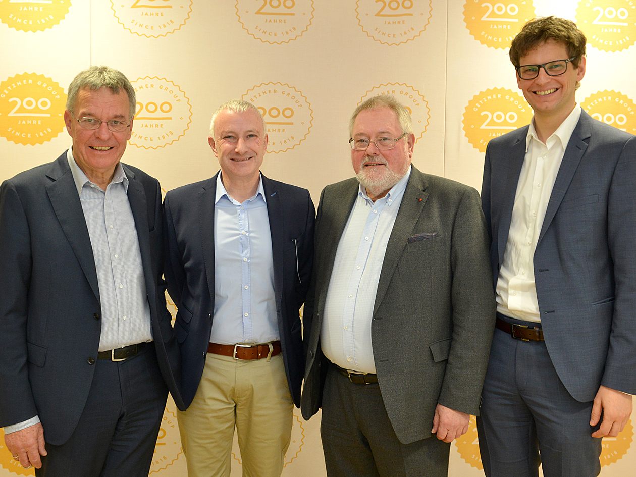 Die Getzner-Gruppe feiert das Jubiläum zusammen mit den Mitarbeiterinnen und Mitarbeitern. (v.l.n.r.: Georg Comploj, Geschäftsführer der Holding Getzner, Mutter & Cie., Jürgen Rainalter, Geschäftsführer Getzner Werkstoffe, Josef Lampert, Geschäftsführer Getzner Textil, Roland Comploj, Vorstand Getzner Textil). Die Getzner-Gruppe feiert das Jubiläum zusammen mit den Mitarbeiterinnen und Mitarbeitern. (v.l.n.r.: Georg Comploj, Geschäftsführer der Holding Getzner, Mutter & Cie., Jürgen Rainalter, Geschäftsführer Getzner Werkstoffe, Josef Lampert, Geschäftsführer Getzner Textil, Roland Comploj, Vorstand Getzner Textil).