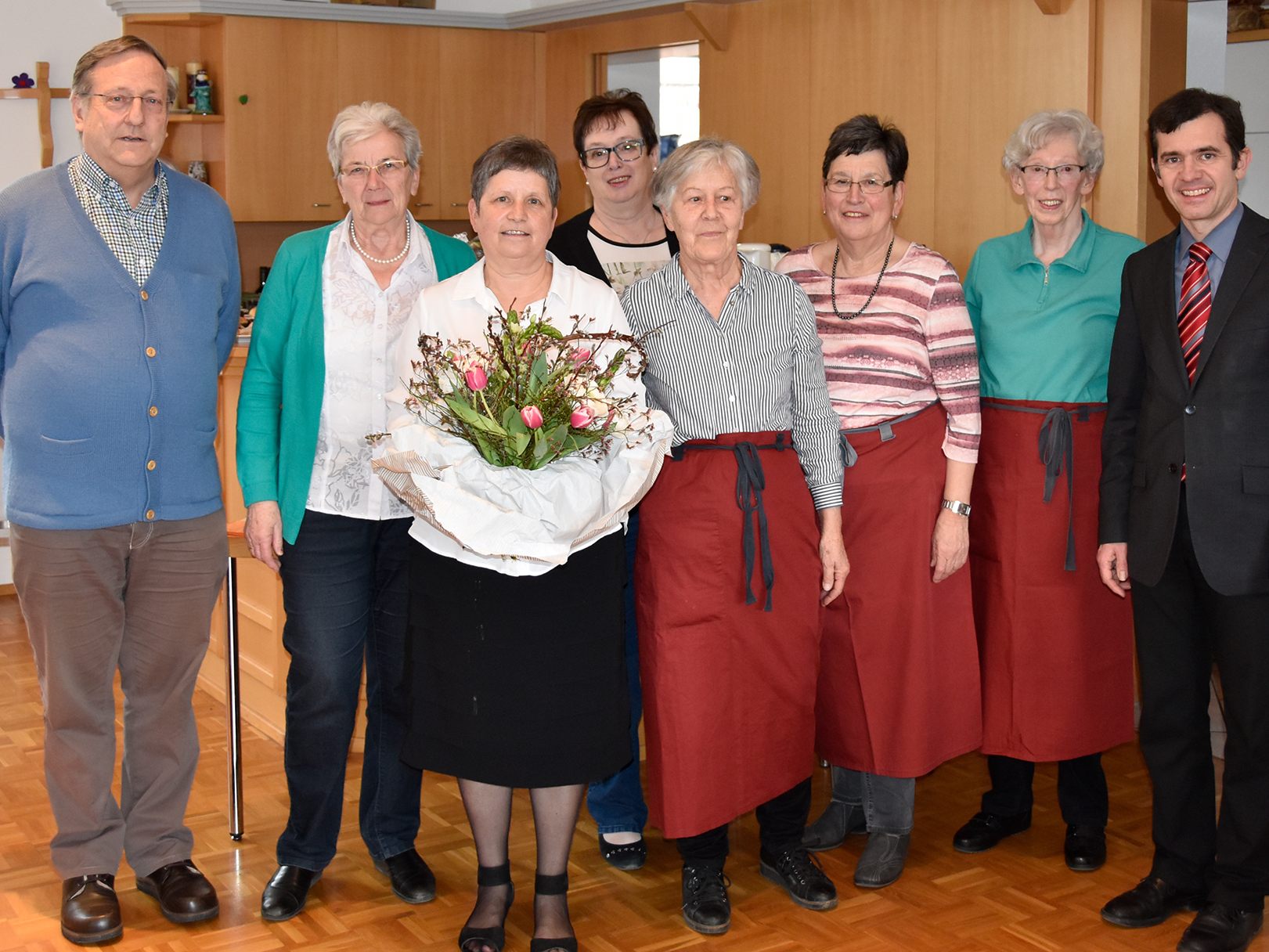Pfarrer Wilfried Blum (links), Organisatorin Helene Speckle (dritte v.l.), ein Teil der ehrenamtlichen Mitarbeiterinnen sowie Bürgermeister Martin Summer (rechts) Pfarrer Wilfried Blum (links), Organisatorin Helene Speckle (dritte v.l.), ein Teil der ehrenamtlichen Mitarbeiterinnen sowie Bürgermeister Martin Summer (rechts)