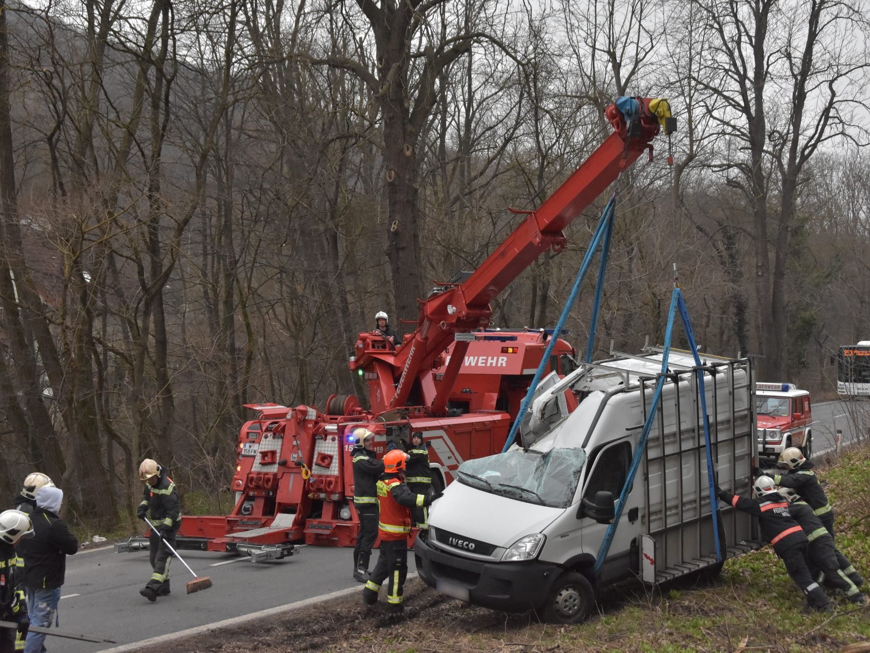 Der Kastenwagen musste von der Feuerwehr Wien geborgen werden.