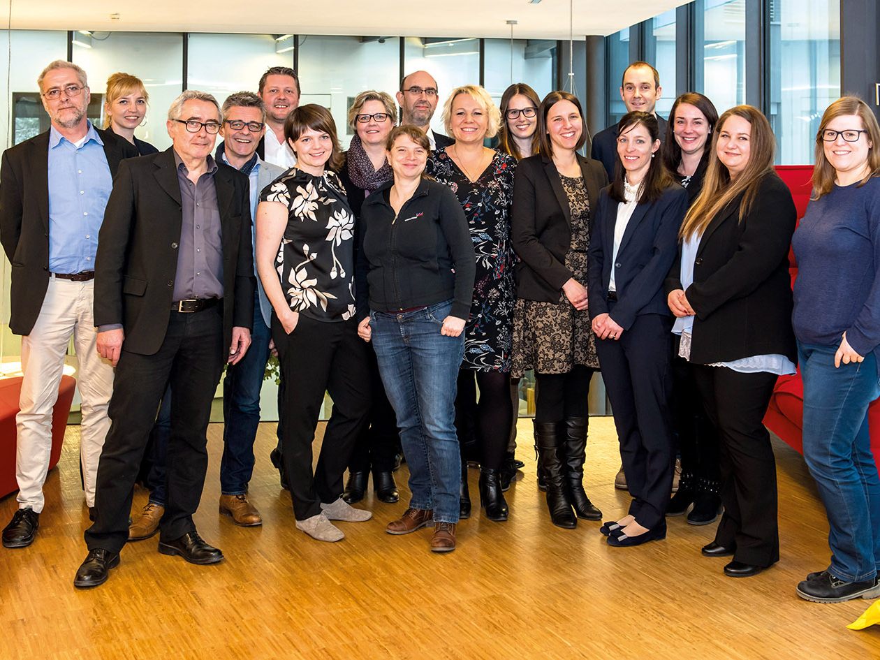 Die erfolgreichen Kandidaten mit den Kursleitern Roger Koplenig, Gerd Salvadori, Armin Maldoner, Mag. Josef Fritsch und der Lehrgangsbetreuerin Angelika Madlener sowie Produktmanager Mag. Christian Drexel vom BFI der AK Vorarlberg. Die erfolgreichen Kandidaten mit den Kursleitern Roger Koplenig, Gerd Salvadori, Armin Maldoner, Mag. Josef Fritsch und der Lehrgangsbetreuerin Angelika Madlener sowie Produktmanager Mag. Christian Drexel vom BFI der AK Vorarlberg.