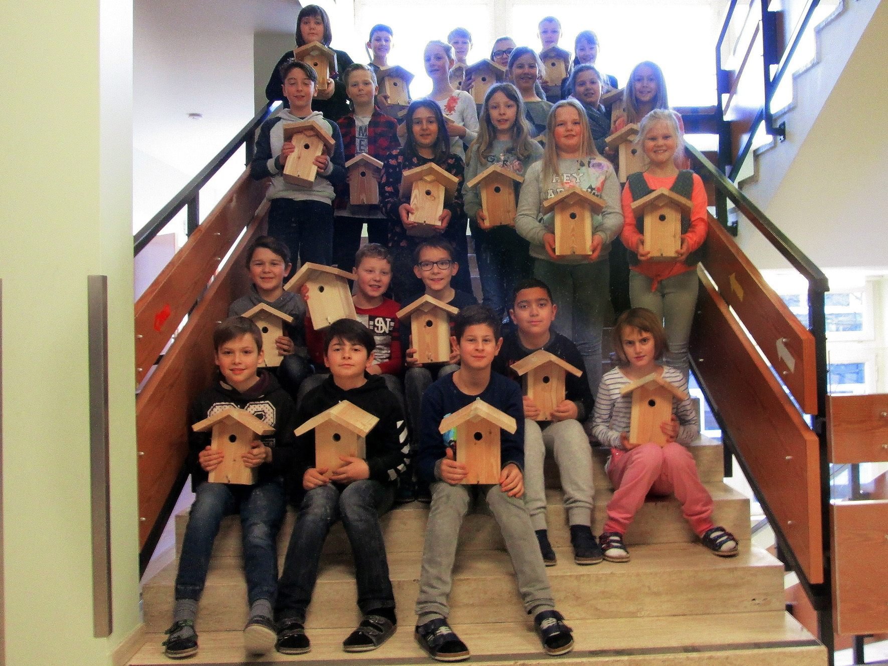 Die Klassen der Volksschule Montfort mit ihren Nistkästen Die Klassen der Volksschule Montfort mit ihren Nistkästen