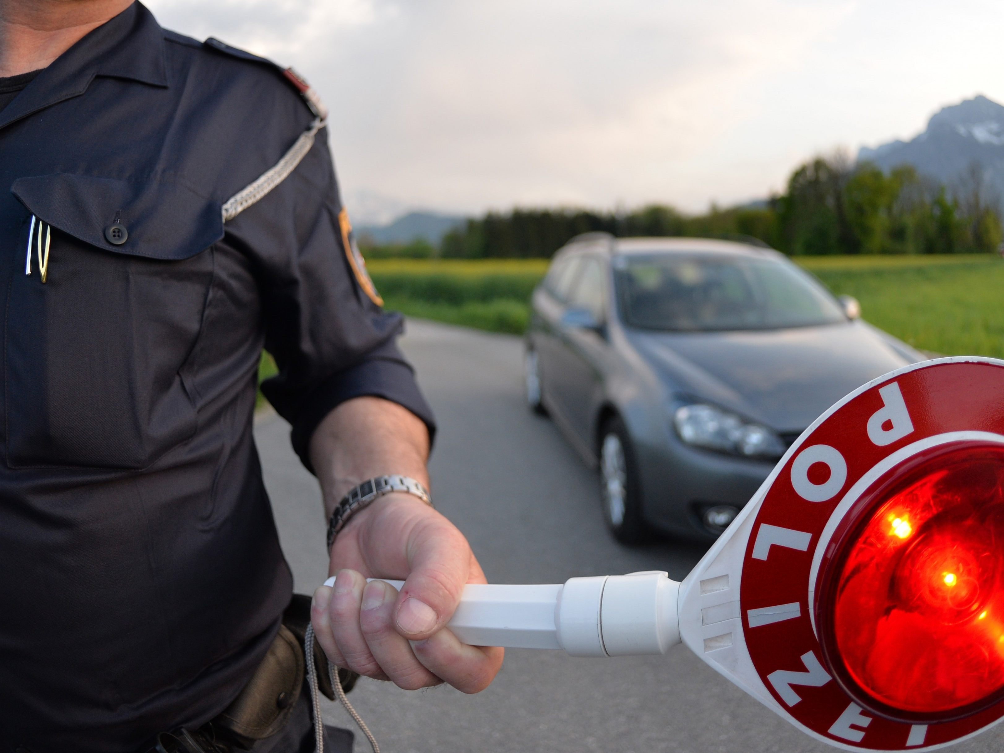 Der Polizist musste ins Krankenhaus eingeliefert werden.